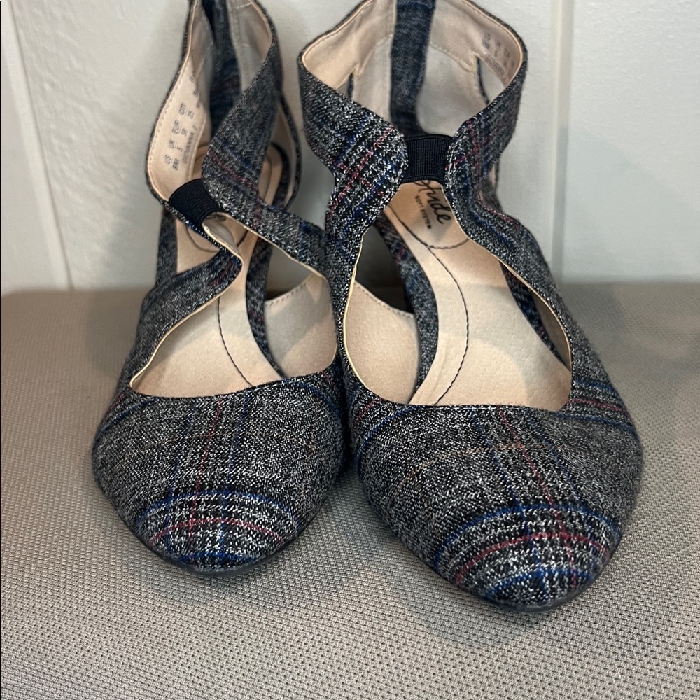 LifeStride Woman Giovanna 2 Grey Plaid Fabric Pump - Picture 2 of 9